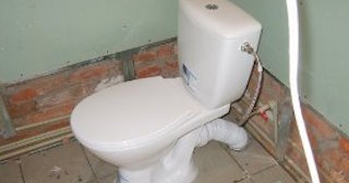 Установка приставного унитаза в Урюпинске - монтаж и подключение, СантехДомРюп от 5241 рублей