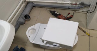 Установка напольного унитаза в Урюпинске: монтаж под ключ от СантехДомРюп от 5241 рублей.